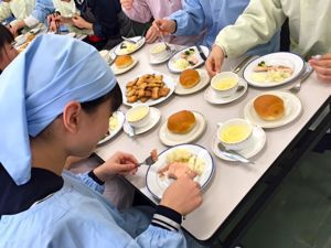 クッキーが焼き上がりました。高２調理実習