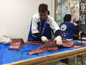 まぐろの試食体験が行われました。