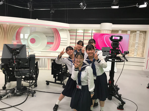 「ＲＫＣテレビのアナウンサーの方と写真を